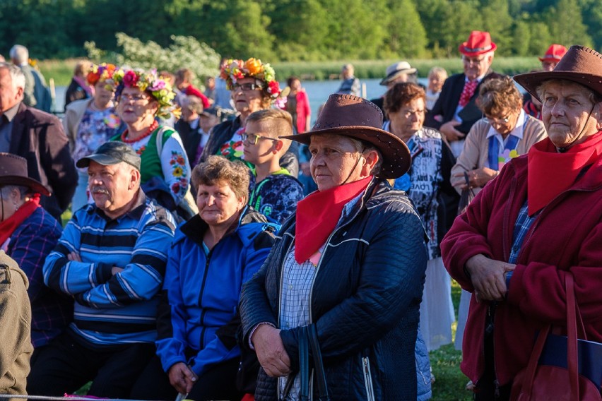 Świętojańska Biesiada z seniorami nad jeziorem w Pniewach [zdjęcia]