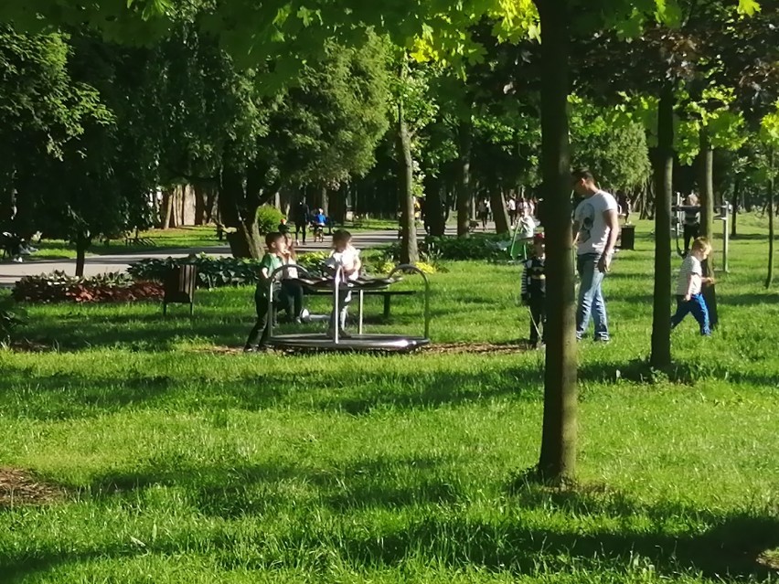 Dzień Dziecka w Oświęcimiu. Kolejki do lodów, rowerzyści, rolkarze i spacerowicze