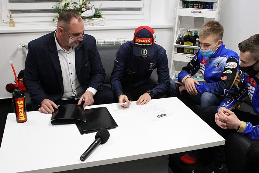 Dominik Kubera, Kacper Pludra i Damian Ratajczak podpisują umowy z firmą Krzyś