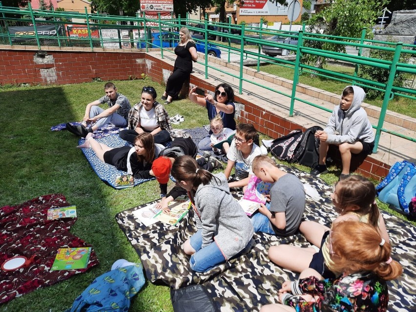 Akcja "Czytanie na Polanie" w Bibliotece Pedagogicznej w Jędrzejowie. Dzieci i młodzież czytała literaturę w plenerze. Zobacz zdjęcia