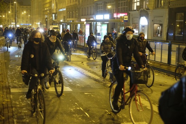 W poniedziałek uczestniczki strajku kobiet w Poznaniu spotkały się na rowerowym przejeździe przez miasto.

Kolejne zdjęcie --->