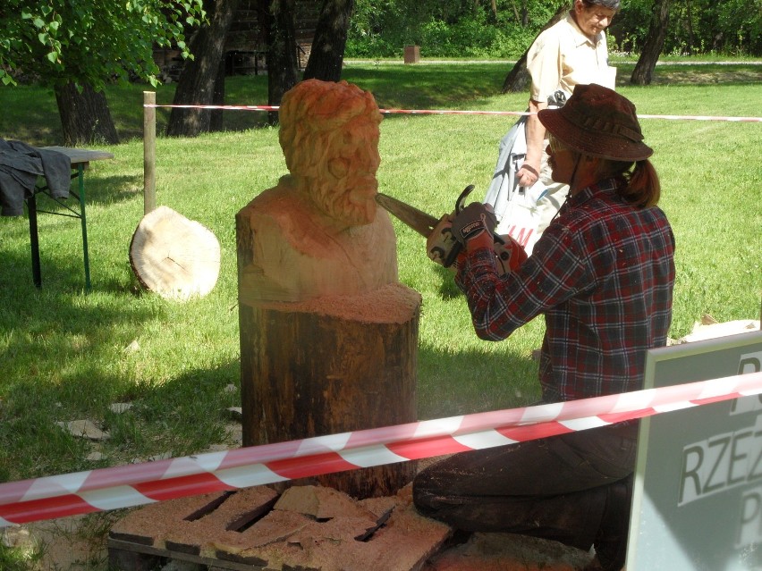 Śląski świątek w Skansenie: pokaz rzeźbienia piłą...
