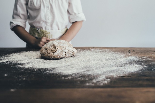 CHLEB, MAKARON, MĄKA

W ciągu ostatnich dwóch lat cena chleba i bułek wzrosła w Polsce średnio o 15 procent. O 10-20 procent może zdrożeć pieczywo, ale w ciągu… najbliższych tygodni, a nawet dni. Oznacza to, że za mały bochenek zwykle chleba trzeba będzie zapłacić o 50-80 groszy więcej niż teraz.
Tym bardziej, że piekarnie mają małe zapasy mąki, podobnie jak młyny. Natomiast hurtowe ceny wzrosły.
Zdrożała na przykład mąka makaronowa – z 2900 zł do 1300 złotych za tonę (pod koniec kwietnia), a pszenica z 750 do 940 zł (też pod koniec kwietnia), co bez wątpienia w handlu detalicznym przełoży się na ceny makaronów, mąki i kaszy, tym bardziej, że popyt na nie na rynkach europejskich wzrósł po wybuchu pandemii koronawirusa.

Zobacz na kolejnych slajdach 