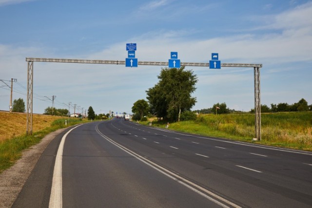 Obecnie tylko przy końcowym odcinku droga Przemyśla-Medyka rozszerza się do czterech pasów (na fot). W Większości jest dwupasmowa. Docelowa całość ma być czteropasmowa, z większą ilością pasów tuż przed samym przejściem granicznym.