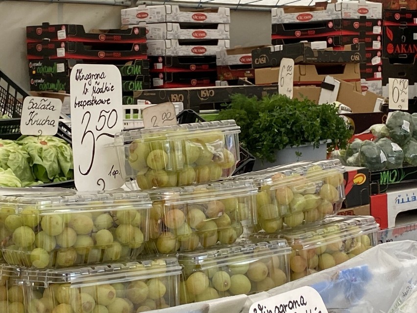 Owoce i warzywa na bazarach w Kielcach we wtorek 20 lutego. Co kupowano? Sprawdź ceny jabłek, mandarynek, pomidorów. Zobacz zdjęcia