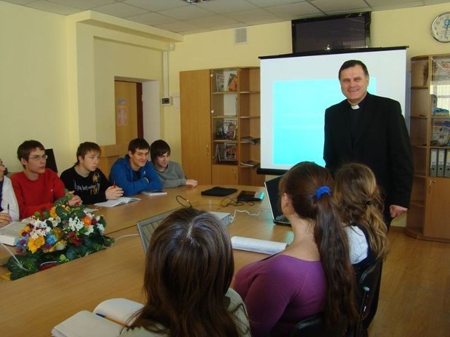 Ks. prof. Antoni Dębiński na zajęciach ze studentami