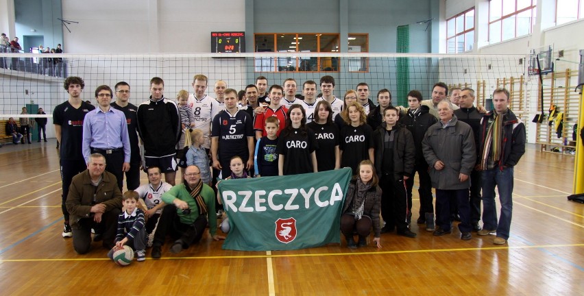 Siatkarze LKS Caro Rzeczyca zajęli II miejsce na turnieju w Łodzi i walczyć będą o awans do II ligi