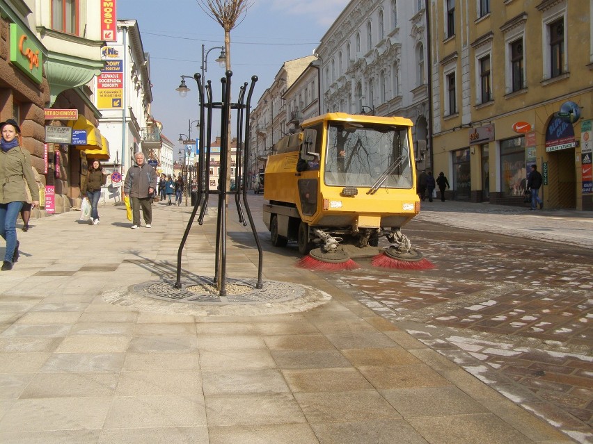 Tarnów: wielkie sprzątanie na ul. Krakowskiej [ZDJĘCIA]