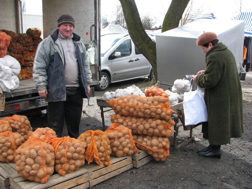 Na targu w Radzionkowie można kupić rakże warzywa