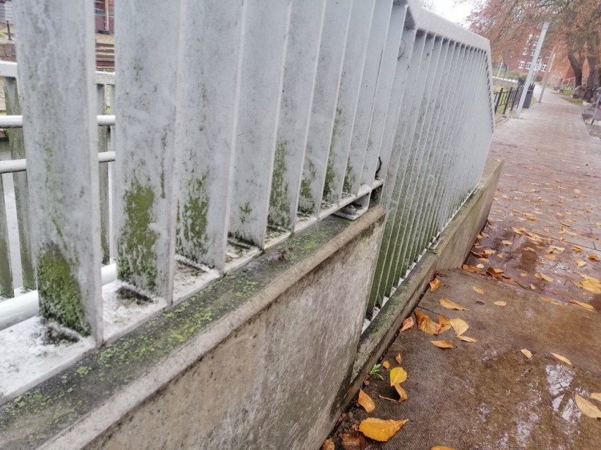 Brudne balustrady nad Iną w Goleniowie. "Wystarczy przetrzeć"