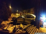 Wypadek w Ostrowcu. Samochód wypadł z drogi i uderzył w płot. 23-latek stracił prawo jazdy 