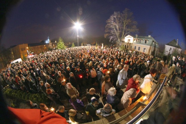 Mieszkańcy Kielc i regionu modlili się w 2010 roku w intencji ofiar katastrofy smoleńskiej pod bazyliką katedralną w Kielcach.