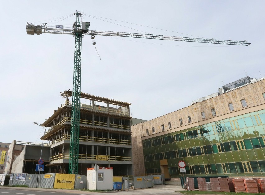 Trwa budowa nowej siedziby "Medyka" w Radomiu. Budynek przy Kelles-Krauza rośnie w oczach. Zobacz zdjęcia