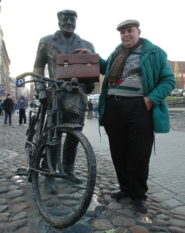 W 2006 roku polską sceną polityczną wstrząsnął Krzysztof Kononowicz, który stał się bohaterem piosenki stworzonej przez poznańskich studentów. Utwór "Nie będzie niczego" szybko został hitem. Postanowiono nakręcić teledysk, w którym nie mogło zabraknąć głównego bohatera. 

Krzysztof Kononowicz pojawił się w Poznaniu. Odwiedził również Starego Marycha.

Czytaj więcej o pomniku Starego Marycha