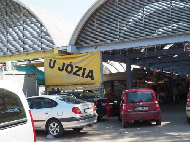 Pan Józio był legendą rynku na Górniaku w Łodzi. W miejscu gdzie handlował od lat jego klienci zapalają znicze.