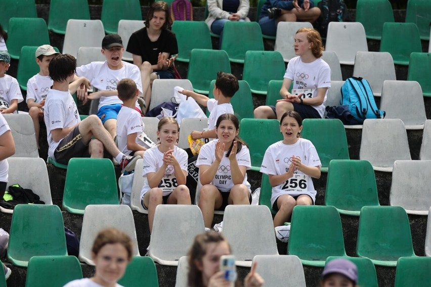 Olympic Day na stadionie Wawelu: ceremoniał olimpijski i zawody lekkoatletyczne dla dzieci i młodzieży. Zobaczcie zdjęcia