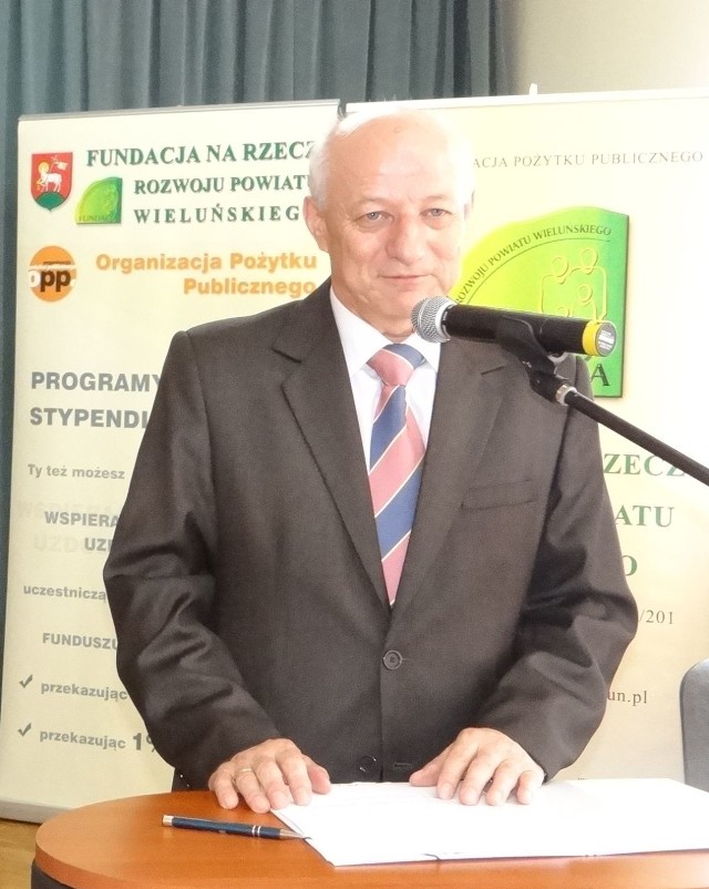 Andrzej Chowis, prezes Fundacji na rzecz Rozwoju Powiatu Wieluńskiego, zachęca do korzystania z bezpłatnych porad prawnych