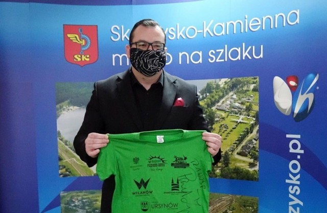 Konrad Kronig podarował na aukcję koszulkę z autografem Mistrza Świata w siatkówce, Pawła Zagumnego. W dalszej części galerii zobacz, jakie jeszcze fanty można wylicytować >>>