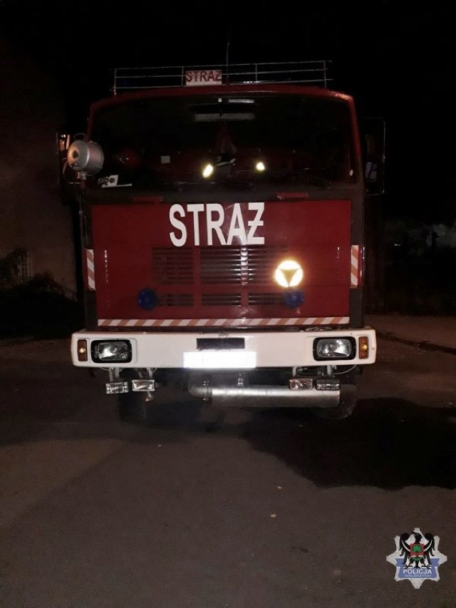 Strażacy z OSP Gorce wyjeżdżali z włączonymi sygnałami uprzywilejowania z remizy do pożaru, kiedy w ich wóz uderzył samochód, którym kierował pijany kierowca