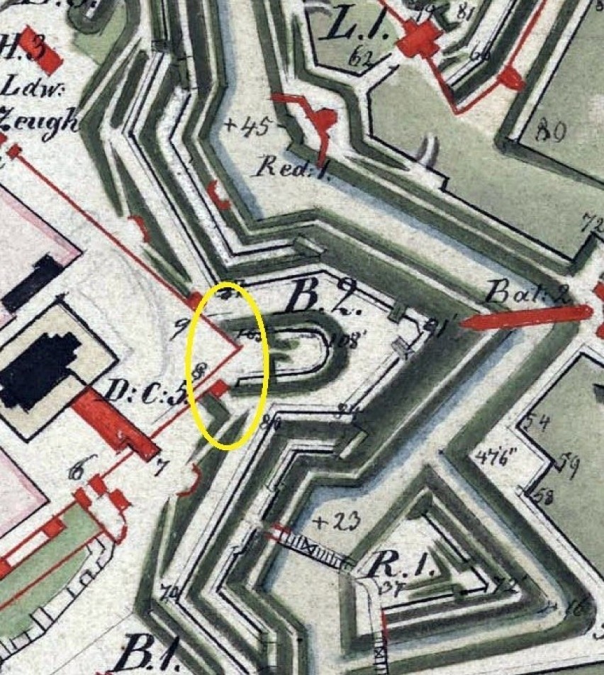 Odkryty fragment murów na XVIII-wiecznym planie Torunia.