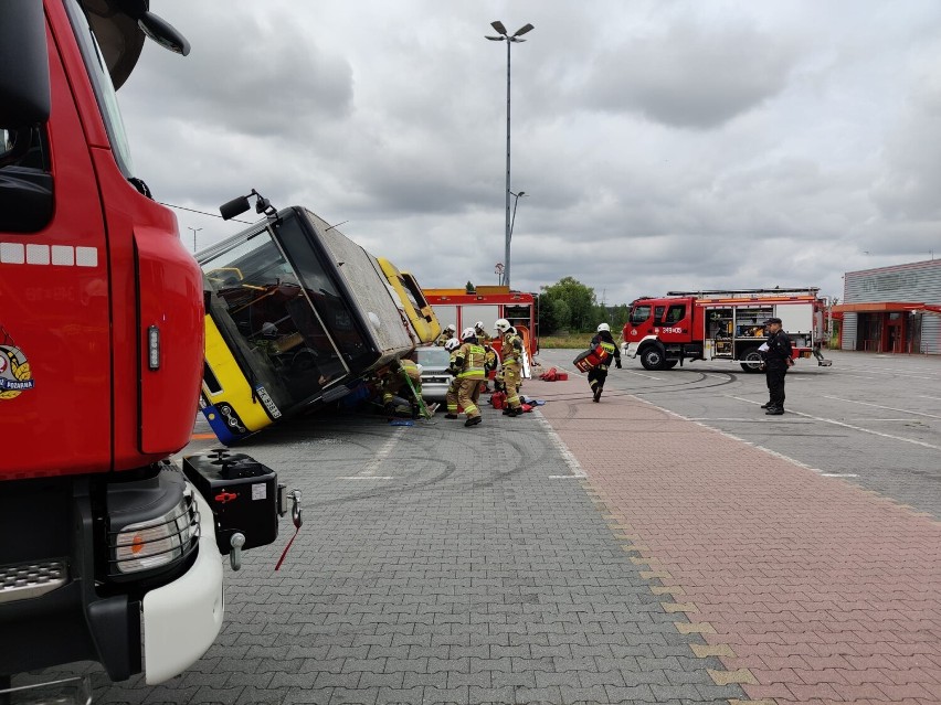 Wypadek autobusu w Kaliszu. Strażacy ćwiczyli ratowanie poszkodowanych. ZDJĘCIA