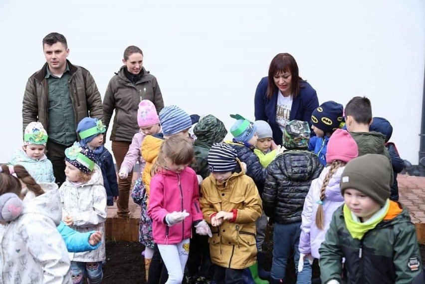 Łabowa. Przed budynkiem urzędu gminy przedszkolaki posiały kwiaty, które zapoczątkują łąkę