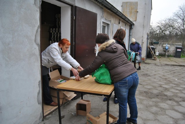 Podczas odbioru żywności przez mieszkańców gminy Granowo