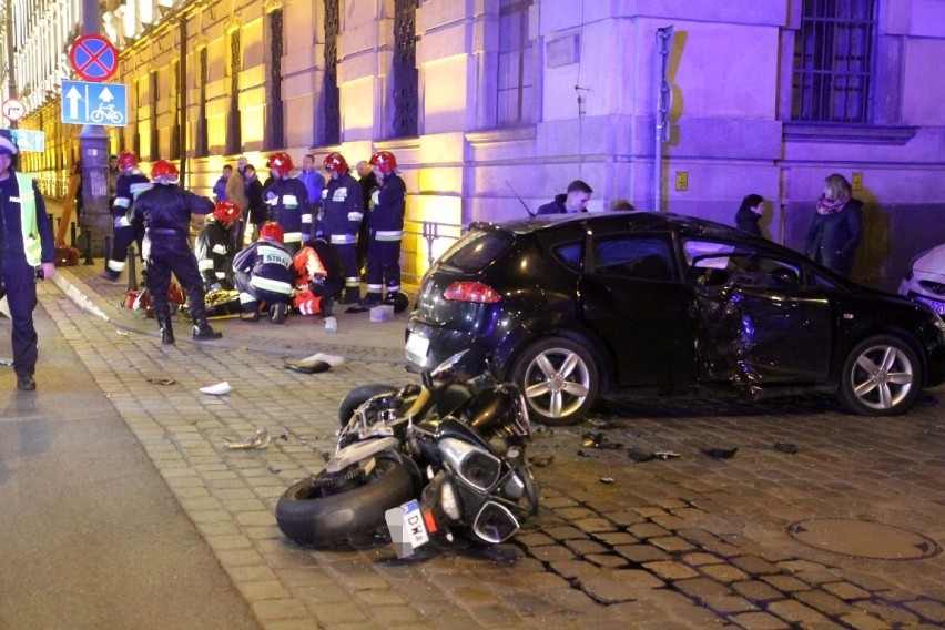 Wrocław: 6 osób w szpitalu po zderzeniu motoru z seatem (ZDJĘCIA)