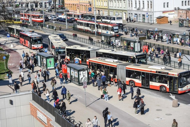 Nowy przystanek przy Forum Gdańsk w godzinach szczytu nie mieści wszystkich autobusów!