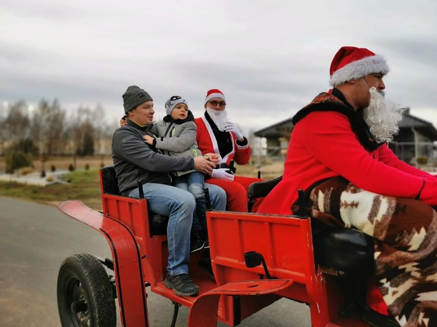 Mikołaj w towarzystwie strażaków z Komornik rozdawał dzieciom prezenty i woził bryczką [FOTO]