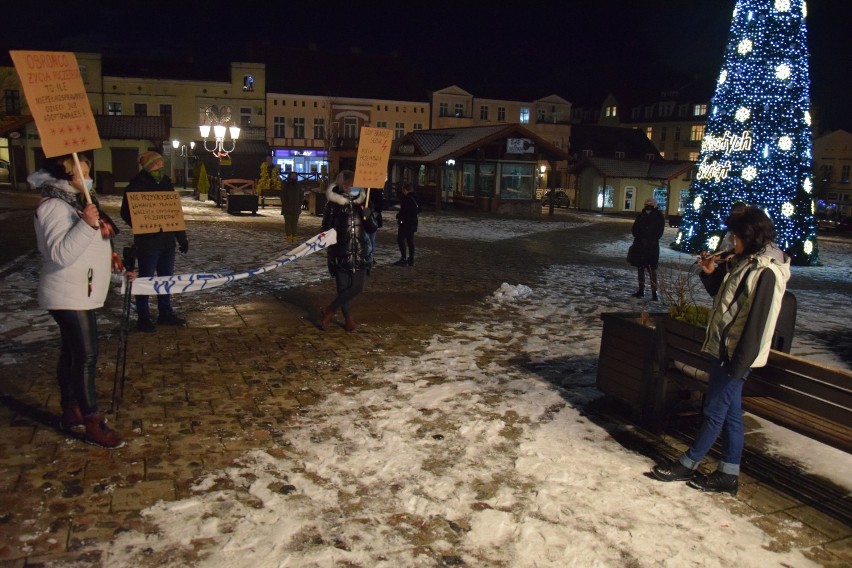 Tym razem na Dużym Rynku w Świeciu protestowało około 15...