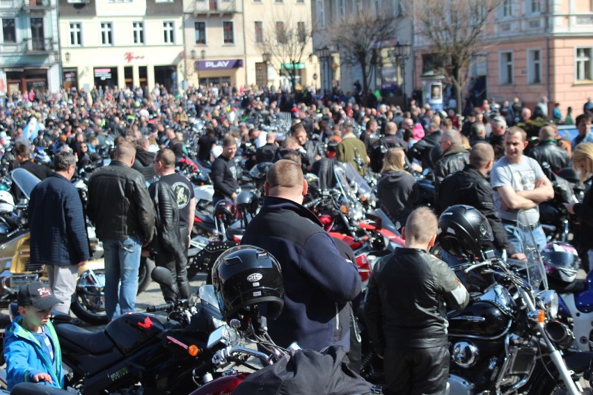 Motocykle przejechały w paradzie ulicami Gniezna