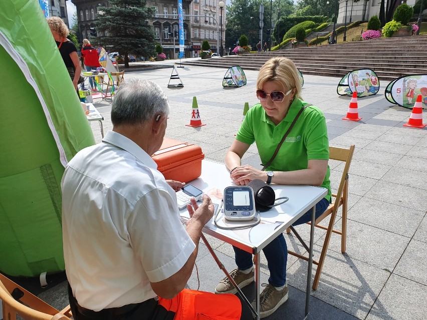 Wakacje 2021. Kampania społecznna "BEZPIECZNA AUTOSTRADA" podczas eventu przed Konińskim Domem Kultury