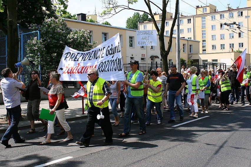 Gdynia: Protest kupców z Hali Targowej. Przeszli ul. Świętojańską pod Urząd Miasta