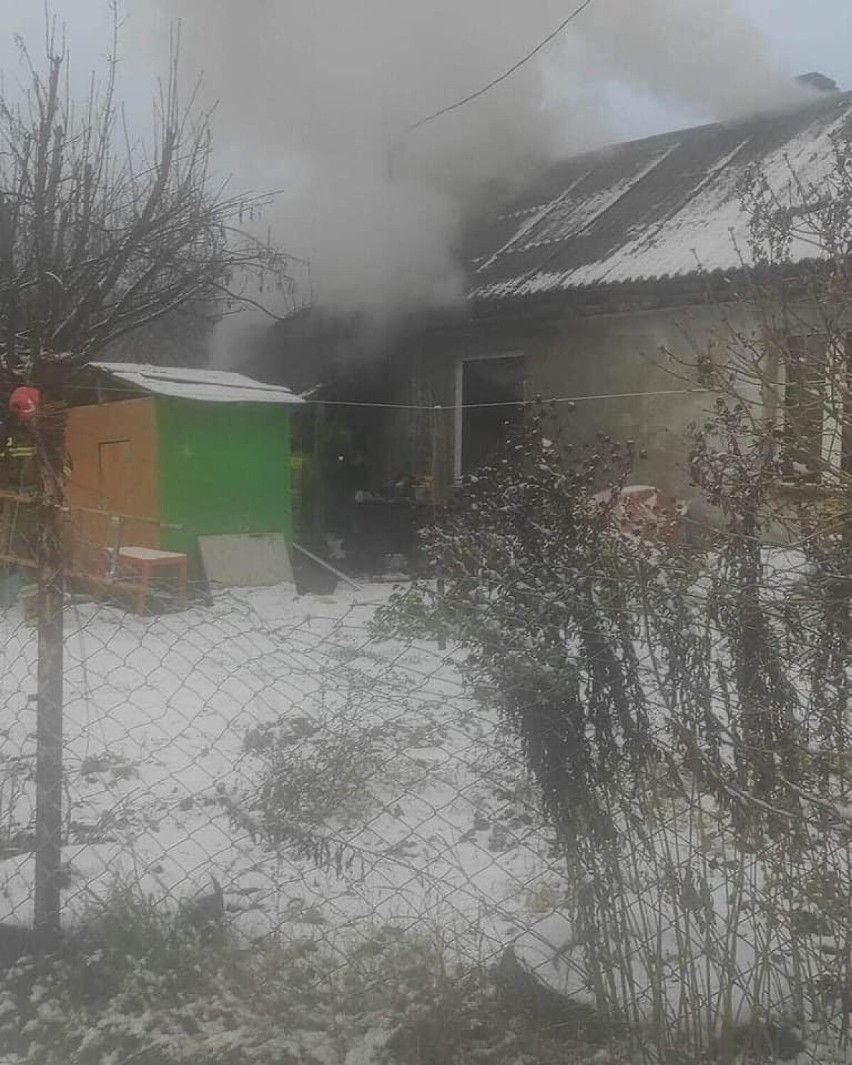 W Hutkach doszło do pożaru domu. Potrzebna pomoc