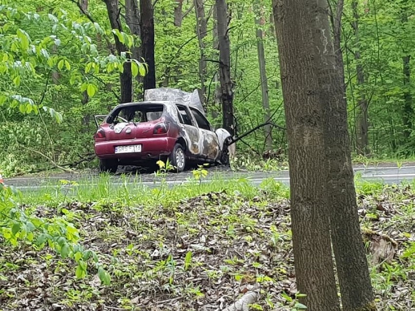 Wypadek w Rudzie Sląskiej. Samochód zapalił się, gdy uderzył...