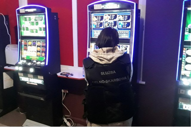 W Nowogrodzie i Wysokiem Mazowieckiem KAS zabezpieczyła 7 automatów do gier hazardowych.