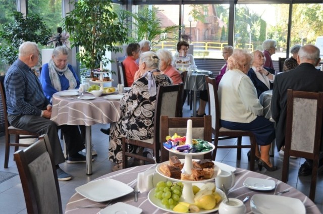 W kawiarence domu kultury w Kowalewie Pomorskim spotkali się podopieczni miejscowego Dziennego Domu Pobytu na obchodach Międzynarodowego Dnia Osób Starszych
