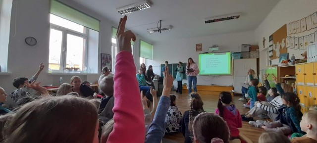 Uczniowie  Liceum Ogólnokształcącego numer I imienia Stanisława Staszica w Ostrowcu Świętokrzyskim bardzo chętnie angażują się w projekty społeczne, które prowadzone są w  szkole w ramach programów edukacyjnych.