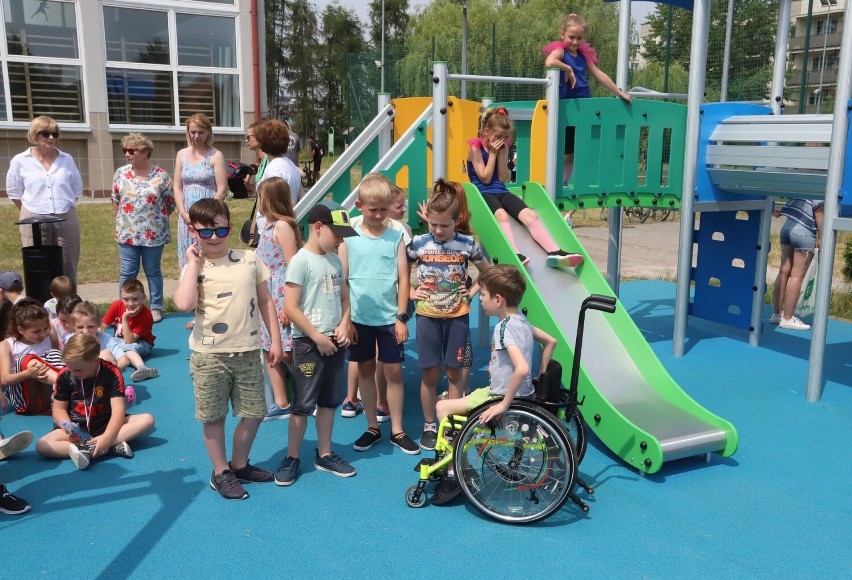 Uroczyste otwarcie nowego placu zabaw przy "czwórce' w Radomiu. Inwestycję zrealizowano w ramach Budżetu Obywatelskiego 