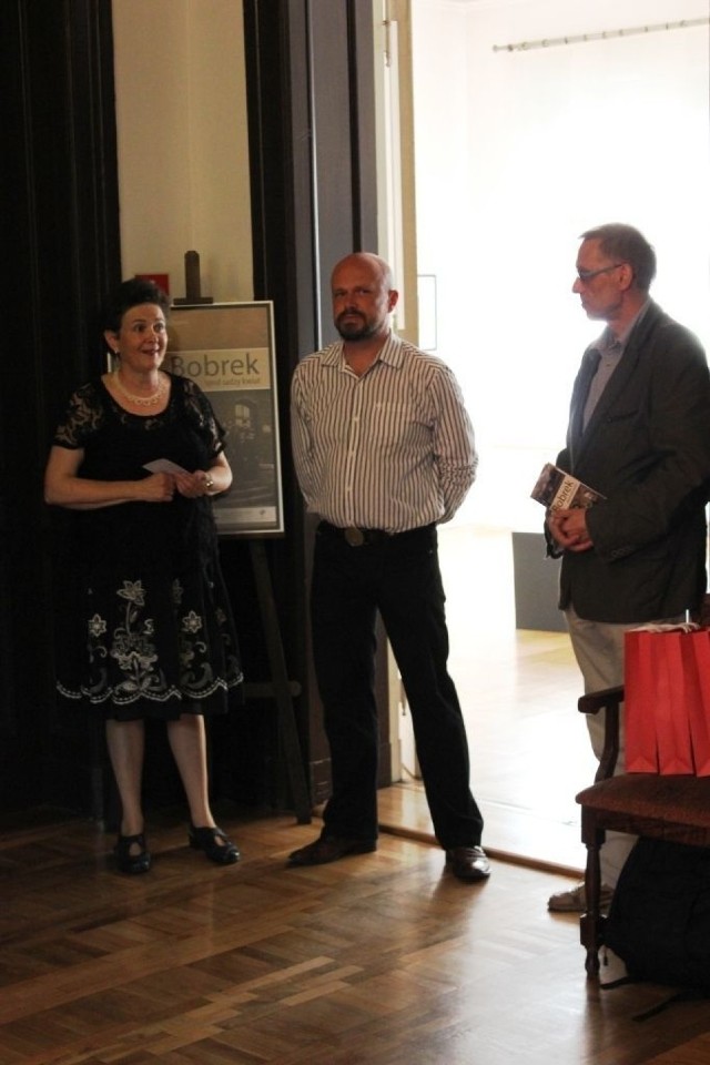 Martin Langer (w środku) wraz z komisarzem wystawy Izabellą W&oacute;jcik-Kuehnel i dyrektorem Muzeum G&oacute;rnośląskiego, dr. Dominikiem Abłamowiczem. Fot. Piotr A. Jeleń