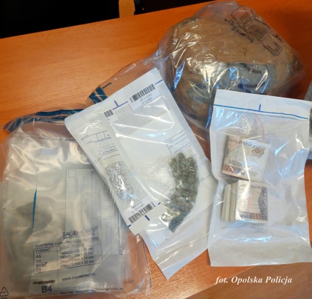 Policjanci z Opola zabezpieczyli ponad 1,5 kg marihuany oraz 12 tysięcy złotych. Zatrzymali 25-latka, który został aresztowany przez sąd na 3 miesiące.