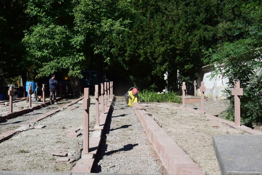 Na cmentarzu wojennym przy ulicy Mickiewicza w Sandomierzu odnowiono nagrobki. Zobacz zdjęcia