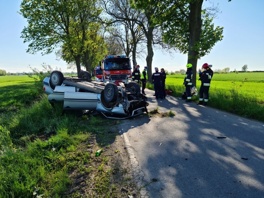 Gm. Malbork. Dachowanie auta, którym jechały cztery osoby [ZDJĘCIA]. Dwie z nich trafiły do szpitali