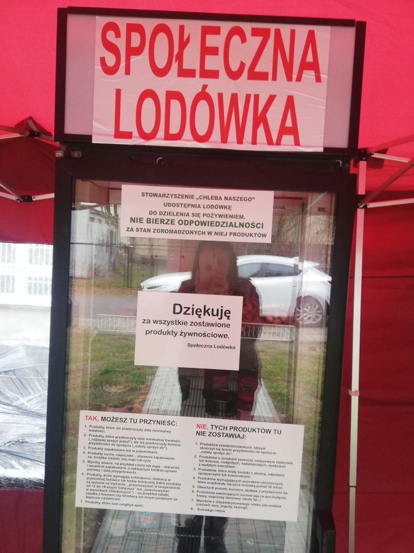 Społeczna lodówka stanęła w Tomaszowie. Gdzie się znajduje i co można w niej zostawić? ZDJĘCIA