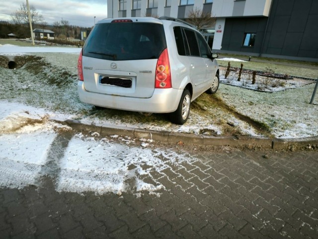 Pijany 31-latek wjechał na trawnik przed komendą policji w Lesku. Tutaj porzucił samochód.