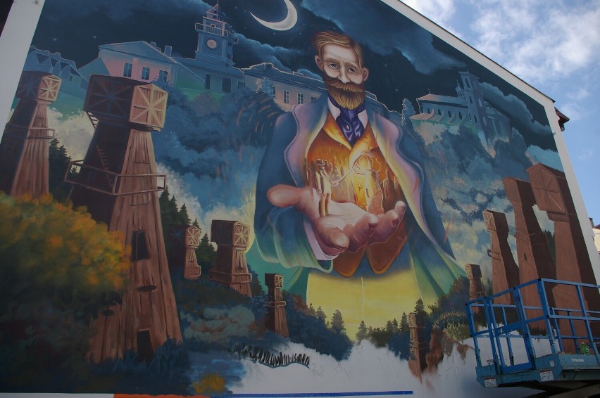 Mural przy ulicy Wąskiej prawie gotowy. Mgr Mors kończy prace i przyznaje – nigdzie nie malowało mi się lepiej niż w Gorlicach
