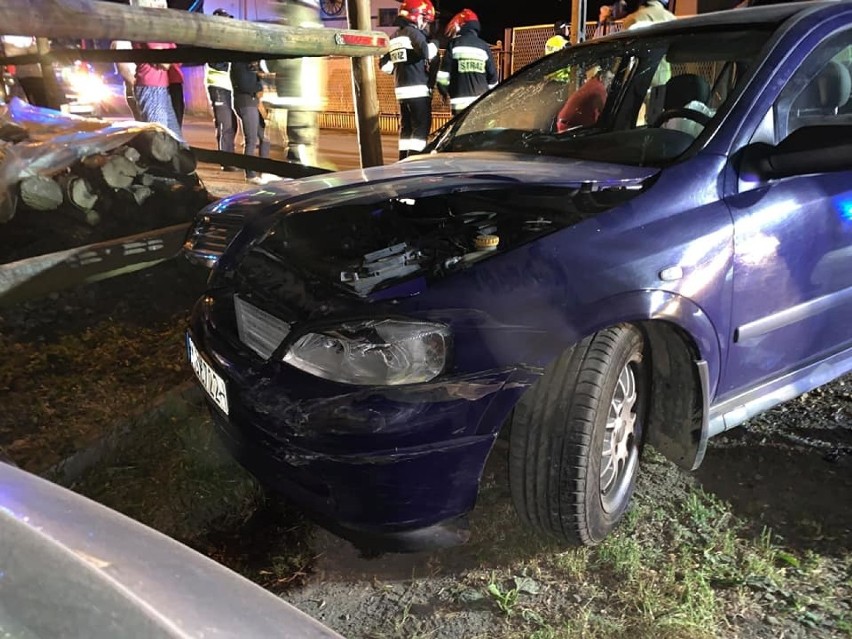 Kierowca opla uderzył w dwa samochody i w drewniany płot