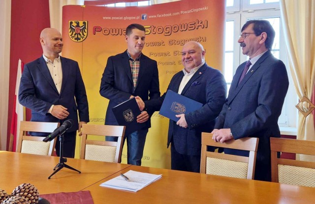 W starostwie powiatowym podpisano umowę na remont drogi w gminie Pęcław
