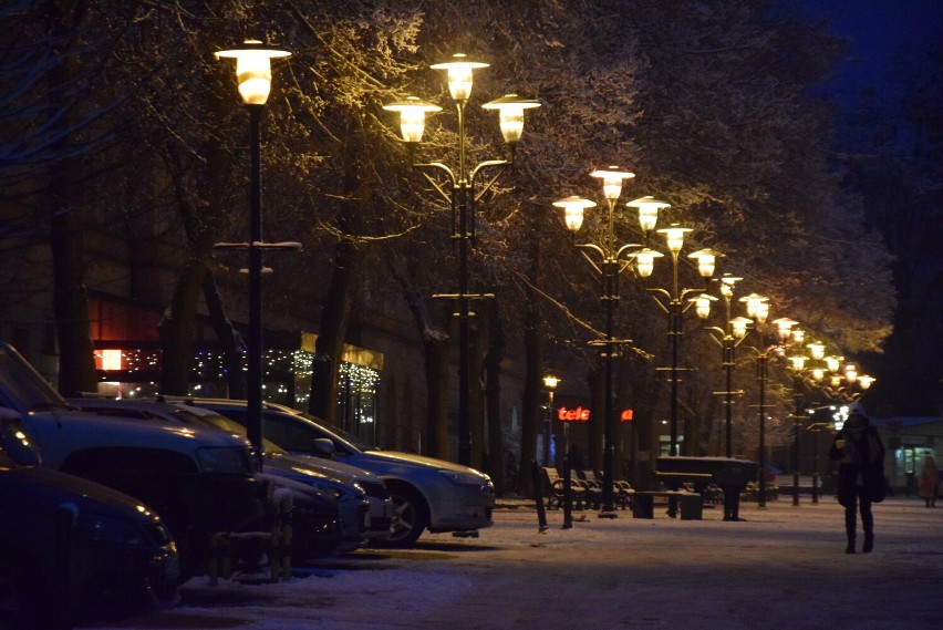 Plac Baczyńśkiego w Tychach w zimowy wieczór